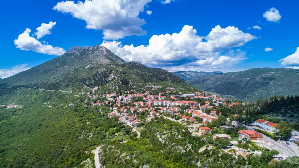 Otkrijte Vrgorac, Gradinu, kulu Tina Ujevića u ovoj pješačkoj turi od strane Zagora adventure. 