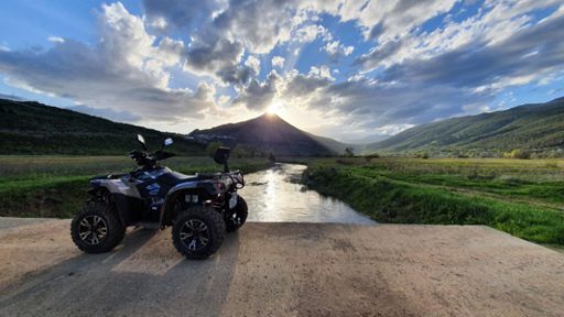 Zagora adventure Jagode i vino tura vodi vas na quad turu u Vrgorac, najveće vinogorje u Hrvatskoj, mjesto Vrgoračke jagode i stari rudnik