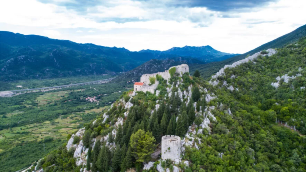 Otkrijte Vrgorac, Gradinu, kulu Tina Ujevića u ovoj pješačkoj turi od strane Zagora adventure. 