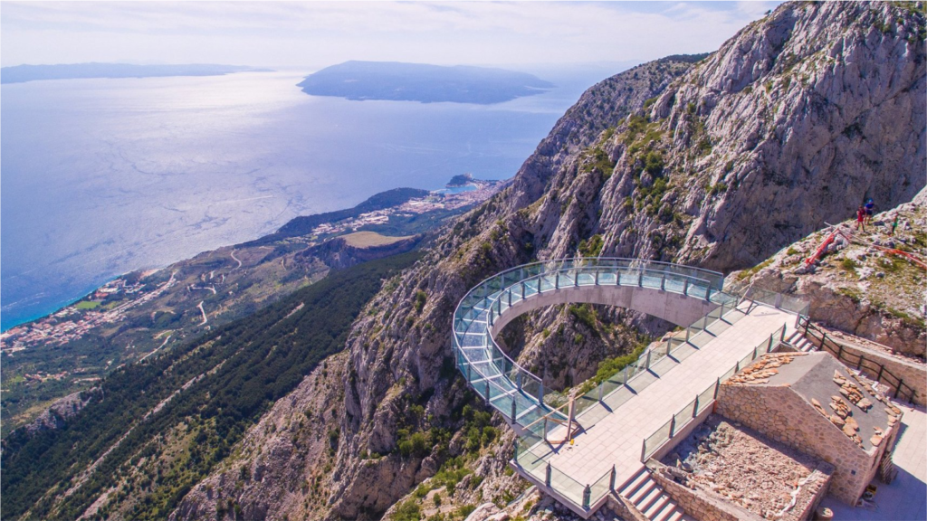 Biokovo Skywalk je atrakcija u Parku prirode, gdje s staklene platforme možete vidjeti more i otoke, a izlet vam omogućuje Zagora adventure. 