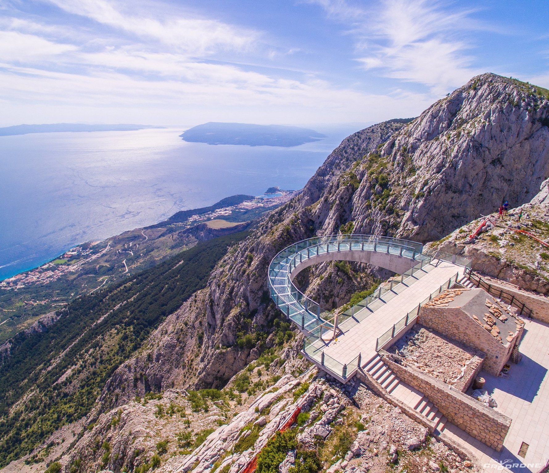 Biokovo Skywalk je atrakcija u Parku prirode, gdje s staklene platforme možete vidjeti more i otoke, a izlet vam omogućuje Zagora adventure. 